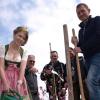 Zum Start in die Weinfestsaison 2017 hat der Weinbauverein Nenzenheim einen Weinbergspfirsich am Fuße des Hüttenheimer Tannenberg gesetzt. Mit von der Partie waren Weinprinzessin Christina Hartmann sowie vom Weinbauverein Kassier Günter Kahl, stellvertretender Vorsitzender Daniel Sturm und Vorsitzender Alexander Hansch (von links).