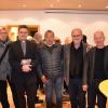 Zur Halbzeit der Ausstellung des Kunstwerkes „Das Letzte Abendmahl“, ein Gemeinschaftswerk der Künstler Mutsuo Hirano, Josef Geißler und Thomas Lange, in Karlstadt gab die Pfarrgemeinde im Pfarrsaal einen Empfang als Vernissage. Zum Gruppenbild formierten sich (von links) Restaurator, Kirchenmaler und Künstler Josef Geißler, Freund der Künstler und Mitarbeiter des Bischöflichen Bauamtes Klaus Zaschka, Pfarrer Simon Maier, Künstler Mutsuo Hirano, Architekt Alfred Wiener, der Hirano/Lange erstmals nach Karlstadt geholt hat, Fotograf Jochen Schreiner, der die Fotos des Werkes vor der Wandmalerei mit Kreuzigungsszene des späten 15. Jahrhunderts in der Spitalkirche Karlstadt gefertigt hat, sowie Künstler Thomas Lange.