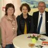 Ausstellungseröffnung im neuen Pflegezentrum Hammermühle in Bischofsheim. Das Bild zeigt (von links) die Künstlerinnen Hiltrud Storch, Monika Schmidt und Karin Reichardt, die Leiterin der Kunststation Kleinsassen, Monika Ebertowski, den Leiter der Hammermühle, Roland Penzenstadler und Künstler Lothar Reichardt.Foto: Marion Eckert