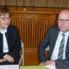 Regionalbischöfin Gisela Bornowski (links) sprach auf Einladung von Dekan Oliver Bruckmann (rechts) bei der Dekanatssynode über den Ablass und Luthers 95 Thesen.
