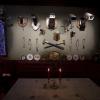 Gemütlich? Die mit Überwachungskameras und Steinschleudern dekorierte Wand des „Walled Off Hotels“ in Bethlehem (oben). Im Text: Friedenstaube mit schusssicherer Weste im Fadenkreuz, ein Graffiti von Banksy.