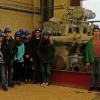 Die Klasse 9b des Gymnasiums Marktbreit hatte die Gelegenheit, das Heizkraftwerk Nürnberg-Sandreuth zu besichtigen. Möglich wurde der Besuch durch eine Kooperation der Schule mit dem Energieversorger N-Ergie, teilt die Schule mit. Zunächst wurde den Schülern der Aufbau der einzelnen Bestandteile des Kraftwerks nähergebracht.   Es handelt sich hierbei um eine erdgasgefeuerte Gas- und-Dampf-Anlage sowie ein Biomasse-Heizkraftwerk. In einem Kraft-Wärme-Kopplungs-Prozess werden sowohl Strom, als auch Fernwärme erzeugt. Ferner wurde erläutert, dass durch dieses Kraftwerk immense Mengen an CO?-Emissionen eingespart werden können.   Danach wurden die Jugendlichen, sicherheitshalber mit Helmen, durch das Kraftwerksgelände geführt. Außerdem erhielten die Buben und Mädchen einen Blick auf den 70 Meter hohen Wärmespeicher, der bei Bedarf die überschüssig produzierte Wärme abfangen und speichern kann.   Foto: Fanny Hellert