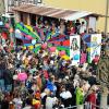 Riesenandrang und Sonnenschein bestimmten das Bild beim Faschingszug in Heustreu. Gute Stimmung verbreitete der Wagen aus Oberelsbach mit Musik der 90er Jahre.