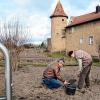 Thomas Hetterich (links) und Karl Wolf zeigen in den Grabengärten vor der Mainbernheimer Stadtmauer, wie ein Bodenprobe aus dem Garten entnommen wird. Rund 50 davon sind in Gärten der Mitglieder des Kreisverbands für Gartenbau und Landschaftspflege im Herbst gezogen worden. Ergebnis: Viel zu viel Phosphat. Praktische Tipps gibt es demnächst von Hetterich in Veranstaltungen in Großlangheim und Marktsteft. FOTO: Siegfried Sebelka
