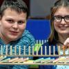 Das Angebot der Bad Kissinger Spielewochen ist inzwischen so umfangreich geworden, dass es selbst der verspielteste Besucher in den zwei Wochen, die dafür zur Verfügung stehen, nicht bewältigen kann. 700 Brett- und Kartenspiele sowie einige Großspiele hält die Veranstaltung bereit, berichtete Philipp Pfülb für das Jugendzentrum bei der Eröffnung am Montag. Knapp zwei Wochen, bis einschließlich Freitag, 3. März, wartet die Veranstaltung zudem mit täglich wechselnden Themen, Turnieren und Workshops auf.  Die Palette reicht vom Spiel mit dem Dominoeffekt, den der Spiel- und Theatertrainer Michael Keim am Montag zeigte, bis zur Spielenacht mit offenem Ende am Abend des 3. März. Geplant ist ein Spielerfinder-Wettbewerb, die Jukuz-Stadtmeisterschaft wird ausgetragen, es gibt einen Bau- und Experimentiertag, Spieleautor Jürgen Then präsentiert zwei neue Spiele. KiKa-Moderator André Gartzke stellt ein Spielebuch vor und das Larifari-Puppentheater kommt mit seiner Kofferbühne zu zwei Aufführungen. Geöffnet ist das Jugendzentrum für die Spielewochen täglich von 13 Uhr bis 19 Uhr. Die vormittags angesetzten Gruppenveranstaltungen für Schulklassen und Kindergärten sind bereits ausgebucht.  Erstmals gibt es auch eine Schulkinderbetreuung. Sie wird für die drei Tage von 1. mit 3. März angeboten. Zum Gelingen tragen wie gewohnt zahlreiche Unterstützer bei. Deren Bedeutung für die Veranstaltung würdigte OB Kay Blankenburg zur Eröffnung. Foto: Siegfried Farkas