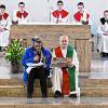 (mhk)   Zum Faschingsgottesdienst am Sonntag, 26. Februar, um 10.30 Uhr lädt die Pfarrgemeinde Helmstadt recht herzlich ein. Wie schon in den letzten Jahren kommen Elferrat, Tanzgarden und Prinzenpaar des Faschingsclubs Helmstadt und ziehen gemeinsam mit Pfarrer Berthold Grönert und den Ministranten in die Kirche ein. Alle Gottesdienstbesucht sind in Verkleidung willkommen. Das Bild vom vergangenen Jahr zeigt die gemeinsame Predigt von Pfarrer Grönert und der Sitzungspräsidentin Manuela Rustler.