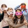 Nach anstrengenden Schulwochen mit Vorbereitungen auf viele Schul- und Stegreifaufgaben war an der Mädchenrealschule Volkach wieder ein bisschen Freiraum. Den haben die Schülerinnen genutzt und venezianische Masken für die Faschingszeit gebastelt. Wie die Schule mitteilt, verzierten sie ihre Masken mit Glitzergelstiften und Schmucksteinen. Einen Ausflug nach Würzburg unternahmen die sechsten Klassen der Mädchenrealschule Volkach. Dort besuchten die Schülerinnen das Martin-Wagner-Museum, wo sie an einer Führung durch die Antikensammlung teilnahmen und ihr Wissen über griechische Götter unter Beweis stellen konnten. Danach ging es weiter in das jüdische Kulturzentrum Shalom Europa, schreibt die Schule in einer Mitteilung. Am Wettbewerb „Jugend debattiert“ nahmen die neunten Klassen des Egbert-Gymnasiums Münsterschwarzach teil. Unter anderem ging es darum, ob Computer die herkömmlichen Medien wie Hefte und Bücher ersetzen sollen. Schülerin Sophie Horlemann will trotz aller Vorteile digitaler Medien nicht auf Schulbücher verzichten. Argumente wurden sachlich und emotional ausgetauscht, am Ende gab es mit der Klasse 9C einen würdigen Sieger, teilt die Schule mit. Die Vertreter der Klasse bekamen von Schulleiter Robert Scheller einen Buchpreis.