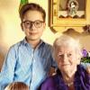 aus Schernau feierte am 1. Februar ihren 90. Geburtstag. Dettelbachs Bürgermeisterin Christine Konrad gratulierte zu ihrem großen Fest. Auch über den Besuch von Pfarrer Ulrich Vogel freute sich die Jubilarin. Ebenfalls verbrachten zwei ihrer Urenkel, Yannick Brandl (links) und Leandro Illing, den Tag mit ihrer Uroma. Die 90-Jährige ist in Schernau geboren und wuchs mit drei Geschwistern auf. Gerade das Dorfleben schätzt Elfriede Maurer sehr. Die Gemeinschaft habe ihr Leben sehr bereichert, heißt es in einer Mitteilung der Stadt Dettelbach. Besonders gerne erinnert sie sich an die Tanzveranstaltungen im Gasthaus Schöderlein zurück. Dort lernte sie mit 18 Jahren auch ihren Ehemann kennen. Wegen seines Tanztalents sei er ihr besonders aufgefallen. Elfriede Maurers berufliche Karriere begann bei einem Reitturnier, wo sie bediente. Anfangs mit geringer Begeisterung hat ihr die Arbeit nach kurzer Zeit viel Freude bereitet. Insgesamt hat Maurer 45 Jahre lang als Bedienung gearbeitet. Es sei eine anstrengende Zeit gewesen, aber sie habe auch viele schöne Momente erlebt, wird Maurer in der Mitteilung zitiert. Als besonderes Erlebnis erzählt die 90-Jährige von einem Treffen mit den Musikern Maria und Margot Hellwig, die sie bedienen durfte. Viele Menschen habe sie kennengelernt, auch neue Freundschaften seien dabei entstanden. Zu einigen habe sie heute noch Kontakt. Maurer ist sehr stolz auf ihre drei Kinder, sieben Enkel und sieben Urenkel. Ihre Familie ist immer für sie da und Elfriede Maurer genießt jede Minute mit ihren Lieben. Diese sorgen auch dafür, dass sie immer genügend Kreuzworträtsel zuhause hat. Dies ist ihr großes Hobby und ihre Leidenschaft. Damit hält sie sich geistig fit, lernt und ist neugierig dabei. Foto: Petra Illing