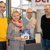 Lions-Präsident Georg Hiernickel (links), Lions-Vizepräsident Rudolf Hart (rechts) und Hauptpreis-Stifter Georg Greb mit Adventsrätsel-Gewinnerin Karin Merkel.