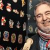 In einer Vitrine der FVF-Geschäftsstelle bewahrt man die Fastnachtsorden seit dem Bestehen des Verbandes ab dem Jahr 1953 auf, zeigt FVF-Präsident Bernhard Schlereth.