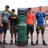 Die vier jungen Schützen Joel Jahn (v.l.), Max Baltes, Philipp Wigger und Lars Uelhoff aus dem Sauerland kamen mit ihrer Fahne, die noch bis nach Rom getragen wird, nach Lohr. 