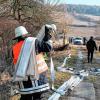 Von der Feuerwehr bis zum Kampfmittelräumdienst waren am Montag viele Spezialisten im Einsatz bei der Sprengung von acht Flugabwehrgeschossen bei Burglauer (Lkr. Rhön-Grabfeld). Ein Magnet-Fischer hatte die Überbleibsel aus dem Zweiten Weltkrieg aus einem Fluss gezogen.