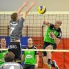 (swt)   Die Volleyballer der DJK Schweinfurt sind in der Bezirksklasse Ost der Männer auf Meisterschafts-Kurs. Beim Spieltag in der heimischen DJK-Halle feierte die Mannschaft gegen den TV-DJK Hammelburg III und den TSV Münnerstadt II glatte 3:0-Siege. Und bleibt damit Tabellenführer: Von 14 Partien haben die Schweinfurter zwölf gewonnen und nur zehn Sätze abgeben. Der Vorsprung auf Verfolger VfL Volkach II beträgt inzwischen sieben Punkte, wenngleich der VfL zwei Partien weniger ausgetragen hat. Das Foto zeigt den DJKler Sebastian Riebau (rechts) gegen den Hammelburgs Niklas Streitel.