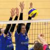 Durch den Doppelblock von Pauline Giehl (links) und Eileen Welz (beide TSV Eibelstadt) ist für Unterdürrbachs Angreiferin Clara Fuchs kein Durchkommen.