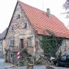 Wie ein Sperrriegel steht das "Fraggles-Haus" in der Frickenhäuser Ortsdurchfahrt. Die Gemeinde möchte es gern abreißen, um diese Stelle in der Nähe des Mühltorturms zu öffnen und neu zu gestalten. Der Denkmalschutz besteht aber auf Erhalt. Seit über zwei Jahren wird die verfallende Immobilie zum Verkauf angeboten. Haben wollte sie bisher niemand. FOTO: KLAUS L. STÄCK
