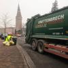 Seit dem 1. Januar 2017 ist die Firma Knettenbrech + Gurdulic aus Wiesbaden im Landkreis für die Abfuhr der Restabfalltonnen, Biotonnen und Papiertonnen zuständig. Gleichzeitig wurde die Firma von den sogenannten Dualen Systemen beauftragt, sich um die Gelben Säcke und die Dosencontainer zu kümmern. Das Bild zeigt einen Einsatz in Kitzingen. FOTO: Siegfried Sebelka