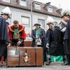 Dieter Blendel, der Generalfeldmarschall der Stadtsoldaten (rechts), übergibt am Rathausplatz in Heidingsfeld mit seinen Hauptmännern Elmar Rohrer (links) und Martin Trageser eine Kiste mit Goldbarren. Giemaul Markus I. und Giemaul-Präsident Christian Reusch versuchen vergebens, die Truhe zu öffnen.