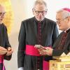 Bei den Vorbereitungen, die Reliquie in den neuen Schrein einzulassen: (von links) Monsignore Giordano Ronchi, Domkapitular Jürgen Lenssen, Bischof Friedhelm Hofmann und Goldschmied Markus Engert.