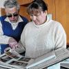 VHS-Leiterin Liane Kaiser und Max Breitwieser vom Arbeitskreis Hofheimer Stadtgeschichte blättern in der Vergangenheit der Volkshochschule Hofheim.