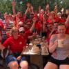 Der FC-Bayern-Fanclub Double 2000 Stockheim war mit einem Floß auf dem Weißen Main unterwegs.