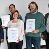 Milchviehbauern wurden von Wolfgang Holzinger (links) vom Amt für Ernährung, Landwirtschaft und Forsten in Würzburg und dem Vorsitzenden des Milcherzeugerrings Unterfranken, Lothar Ehehalt (rechts) ausgezeichnet. Norbert Götz (Zweiter von links) erhielt ebenso eine Urkunde wie Susanne Herleth und Karl-Heinrich Weber.Foto: Stefan Kritzer