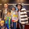 Boutiqueeigner Stefan Neumann (von links), Ex-Dschungelkandidatin Barbara Engel und Blogger Maximilian Seitz lassen sich mit Kindern aus dem Publikum auf dem Roten Teppich fotografieren. Boutiqueeigner Stefan Neumann (von links), Ex-Dschungelkandidatin Barbara Engel und Blogger Maximilian Seitz lassen sich mit Kindern aus dem Publikum auf dem Roten Teppich fotografieren.