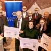 Spendenübergabe beim Lions Club Würzburg (von links): Wolfgang Geier (Activty-Beauftragter Lions Club), Bernd Rosengarth (Schatzmeister Förderverein Lions Club), Prof. Helge Hebestreit (Uni Kinderklinik, Vorstand ZESE), Alexander Horn (Sekretär Lions Club), Markus Popp (Musikalischer Leiter Akademisches Orchester", Dr. Uwe Klug (Kanzler Uni Würzburg), Prof. Peter Raab (Präsident Lions Club), Elias Liebaug (Vorstandsmitglied Akademisches Orchester); vorne: Gabriele Nelkenstock (Hilfe im Kampf gegen Krebs), Patricia Geschwendner (Vorstandsmitglied Akademisches Orchester) und Sören Krakow (Studieren ohne Grenzen).