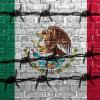 Das mexikanische Wappen und die Nationalfarben hinter Stacheldraht: Das südliche Nachbarland der USA fühlt sich eingemauert.