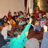 Im Sitzungssaal des Ochsenfurter Rathauses hatten ausnahmsweise einmal Kinder das Sagen. Kinder aus den Ochsenfurter Kindergärten und die Klasse 4a der Grundschule (im Bild mit ihrer Lehrerin Annette Patrzek) durften den Spielplatz im Stadtgraben mitgestalten.