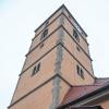 Der Turm der Bartholomäuskirche in Sommerhausen erfüllte früher eine wichtige Funktion. Bei der Kirchenrenovierung hat Architekt Fritz Staib für beleuchtete Fenster in der Türmerstube gesorgt, die allerdings nur aus der Ferne zu sehen sind.