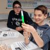 Schüler auf der Suche nach den Nanopartikeln. Trifft der Laserstrahl auf nanokleine Teilchen, so wird dieser von seiner Bahn abgelenkt oder gestreut – ein Nachweis für die Welt des Unsichtbaren.