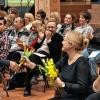 Blumen von Schülern jeder Nationalität an der Mittelschule bekam Annette Hettiger überreicht.