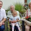 Hildegard Köhler aus Wonfurt (mit Urenkelin Ella) feierte ihren 90. Geburtstag. Dazu gratulierten stellvertretender Landrat Michael Ziegler und die zweite Bürgermeisterin von Wonfurt, Isolde Schuck.