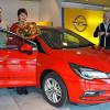 Autohaus-Inhaber Matthias Laudensack (von links) gratulierte Marion Roos zum Hauptgewinn der Weihnachtsverlosung, ihrem Mann Bernd überreichte Peter Dietz vom Förderverein des Stadtmarketing-NES-Vereins den Autoschlüssel.Foto: Karin Nerche-Wolf