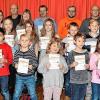36 Sportler haben im vergangenen Jahr die erforderlichen Leistungen für das Sportabzeichen erfüllt. 23 Kinder und Jugendliche waren darunter. Beim Neujahrsempfang der Gemeinde Abtswind hat der TSV jetzt die Sportabzeichen überreicht. 2015 waren es noch insgesamt 31 Sportler, die das Sportabzeichen machten. Im vergangenen Jahr stieg die Zahl auf 35 an.  Aber es könnten noch mehr sein, ermunterte TSV-Vorsitzender Ulrich Zehnder (rechts) zum Mitmachen. Zusammen mit den Prüfern Andrea Ludwig, Johanna Kniewasser, Harald Zehnder und Günter Markert überreichte er die Sportabzeichen in Gold, Silber und Bronze. Das Jugendsportabzeichen erhielten: Lara Bräutigam (Abtswind, vierte Verleihung Gold), Anouk Zoe Zehnder (Abtswind, dritte Verleihung Gold), Lea Wendel (Abtswind, dritte Verleihung Silber), Luna Weber, Matthias Wächter, Michelle Mix, Marcell Mix, Emely Koos, Oliver Koos, Florian Wächter, Fabian Noras (alle Abtswind, jeweils dritte Verleihung Gold), Martin Hofmann, Mika Ludwig (beide Abtswind, je zweite Verleihung Gold), Paul Reen (Castell, zweite Verleihung Bronze), Fabian Rehberger (Castell, zweite Verleihung Gold), Tizian Klotz, Tim Krönert (beide Castell, erstmals Gold), Maximilian Schneider (Rüdenhausen, erstmals Gold), Lydia Sauerhammer (Abtswind, erstmals Silber), Ronya Schneider (Rüdenhausen, erstmals Silber), Katharina Ley, Anila Zehnder (beide Abtswind, erstmals Gold), Laurin Klotz (Abtswind, erstmals Silber). Das Sportabzeichen für Erwachsene in Gold gab es erstmals für Lola Kraus (Sommerach) und Markus Uhl (Kleinlangheim), zum 13, Mal für Inge Fink (Abtswind), Andreas Hahn (Geesdorf, sechs Mal), zum zweiten Mal für Frank Hufnagel und Michael Ludwig (beide Abtswind), Heinrich Elflein (Abtswind, erstmals), Dietmar Koos (Abtswind, sechs Mal), Günter Markert (Abtswind, 21 Mal), Marianne Markert (Abtswind, 13. Mal), Christiane Zehnder (Abtswind, vier Mal), Andrea Ludwig (Abtswind, drei Mal) und Harald Zehnder (Abtswind, 15. Mal).