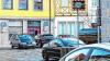 (ski)   Seit dem gestrigen Dienstag leuchtet Autofahrern auf Höhe des Kupsch-Marktes in Mellrichstadt ein lachendes oder ein weinendes Gesicht entgegen – je nachdem, wie flott sie in der Innenstadt unterwegs sind. Bekanntermaßen ist ja die Hauptstraße als verkehrsberuhigter Bereich ausgewiesen, in dem Schrittgeschwindigkeit gilt. Dies sollte dazu beitragen, dass sich Fußgänger und Besucher wohl in der Stadt fühlen und den Durchgangsverkehr auf die Umgehungsstraße lenken. In letzter Zeit habe man beobachtet, dass viele Verkehrsteilnehmer deutlich zu schnell in der Stadt unterwegs sind. Anhand der Geschwindigkeitsmesstafel wird nun genau aufgezeichnet, wie viele Autos mit welchem Tempo durch die Stadt fahren, so Bürgermeister Eberhard Streit. Nach der Auswertung werde man sich mit der Polizei beraten, ob mehr Kontrollen im verkehrsberuhigten Bereich vonnöten sind, um Schnellfahrer auszubremsen. Auch beim Parken beobachtet der Stadtchef zunehmend Anarchien in der Innenstadt, was ebenfalls Gesprächsthema zwischen Stadt und Polizeiinspektion sein wird. Als Abkürzung ist der Weg durch die Stadt jedenfalls nicht gedacht, so Streit. Die Messtafel wird einige Tage stehen bleiben, um aussagekräftige Daten zu liefern.