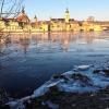 20. Januar 2017: Es ist kalt geworden. Der Main bei Kitzingen fängt langsam an zuzufrieren. Noch aber können Schiffe den Fluss befahren. Probleme gibt es aber bereits im Main-Donau-Kanal und vor manchen Schleusen am Main. FOTO: Siegfried Sebelka