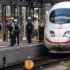 Ein achtjähriger Junge ist am Montag im Frankfurter Hauptbahnhof von einem Mann an einem Gleis vor einen einfahrenden Zug gestoßen und getötet worden. Ein Tatverdächtiger wurde festgenommen.