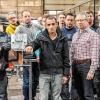 Geschäftsführung und Belegschaft der Firma Metz kämpfen um ihren Kollegen, den Afghanen Abdulhai Atai (Mitte).