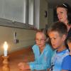 Tag und Nacht auf der Erdkugel: Anne-Dominique Schild erklärt den Kindern beim Ferienspaß ein Experiment.