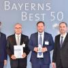 Die Geschäftsführer der Rhön Montage AG, Manfred und Uli Thurmann, nahmen  den Preis im Schloss Schleißheim entgegen. Rechts Bayerns Wirtschaftsminister Hubert Aiwanger. 