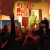 Hoch die Wertungskarten. Die meisten Punkte bringen die Teilnehmer ins Stadtfinale. Moderiert wurde der Abend vom Poetry-Slam-Macher Manfred Manger.