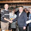 Hans-Georg Herch beglückwünscht Wolfgang Oftring, daneben steht Ehefrau Ingrid Oftring (von links).