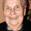 Gertrud Gürsching, geborene Sauer aus Nordheim am Main feiert an diesem Freitag, 13. Januar, ihren 91. Geburtstag. Zu den Gratulanten gehören die Kinder Valentin, Otto, Luitgard und Josef, deren Ehegatten sowie neun Enkel und vier Urenkel. Nach einem Oberschenkelbruch im August vergangenen Jahres geht es bei der Jubilarin langsam wieder aufwärts. „Ich freue mich auf das Frühjahr, wenn ich mit dem Rollator wieder meine Dorfrunden in Nordheim drehen kann und Kontakt zu den Mitbürgern und Touristen habe“, sagt die Jubilarin, die 1926 in Nordheim geboren wurde.  Ihre Eltern Georg und Augusta Sauer waren Winzer. „Viel Arbeit und auch die guten Schöpple“ nennt die 91-Jährige denn auch als Lebenselixier. Da ihr Bruder Valentin 1943 im Krieg gefallen war, stand für Gertraud Gürsching das Berufsziel schnell fest: Winzerin. Direkt nachdem sie die Schule beendet hatte, stand sie ihren Eltern hilfreich zur Seite. Nach der Hochzeit mit Leonhard Gürsching, der 2005 gestorben ist, arbeitete sie im gemeinsamen Weinbaubetrieb mit. Für Kurzweil im Alltag sorgen neben dem täglichen Lesen der Zeitung auch Besuche von Mitbürgern sowie die monatlichen Senioren-Kaffee-Treffs, die Gertrud Gürsching nicht missen möchte. Foto: Walter Braun