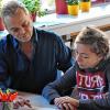 Im Unterricht hilft der Schulbegleiter dem jungen Samuel dabei, sich zu konzentrieren.
