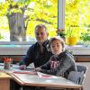 Schulbegleiter Hermann Seubert (aus Retzbach) betreut den 15-jährigen Autisten Samuel Aloe aus Kist an der Mittelschule in Höchberg. FOTO Lukas Will Schulbegleiter Hermann Seubert (aus Retzbach) betreut den 15-jährigen Autisten Samuel Aloe aus Kist an der Mittelschule in Höchberg. FOTO Lukas Will