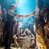 Wotan Wilke Möhring (Old Shatterhand) und Nik Xhelilaj (Winnetou) mit typischer Handbewegung.