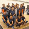Das Team des Injoy Estenfeld auf einen Blick. Mittendrin, auf einem Fitnessgerät sitzend, die Inhaberin und Geschäftsführerin Silke Kestler.