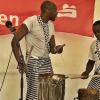 Auf der Bühne am Platz vor der Kirche in Bad Neustadt war beim vierten Afrika Festival einiges geboten. Die afrikanischen Gruppen hatten schnell das gesamte Publikum in den Bann ihrer Musik und ihrer Tänze gezogen.