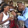 Ist in den Töpfen auch etwas drinnen? Pfarrvikar Dr. Paul Mutume wollte es von den afrikanischen Tänzerinnen ganz genau wissen. Ist in den Töpfen auch etwas drinnen? Pfarrvikar Dr. Paul Mutume wollte es von den afrikanischen Tänzerinnen ganz genau wissen.